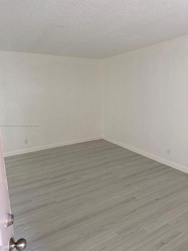 Foto del edificio - 16851 NE 18th Ave