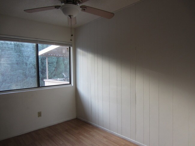 Building Photo - 2 Bed Unit w Patio!