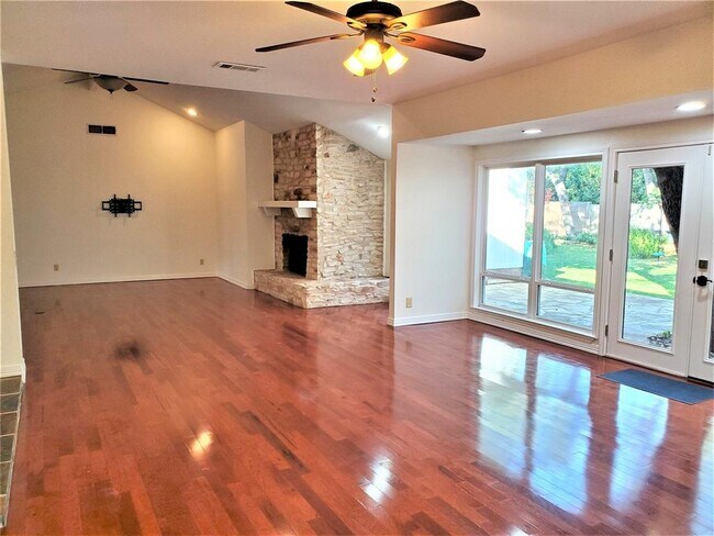 Foto del edificio - 9403 Spring Hollow Dr