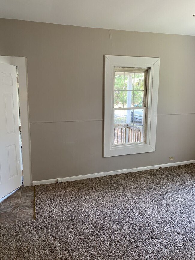 Building Photo - Two bedroom one bath