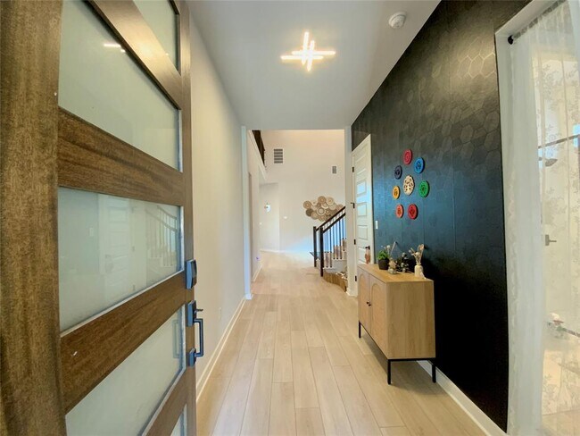 Building Photo - 243 Kings Pne Dr