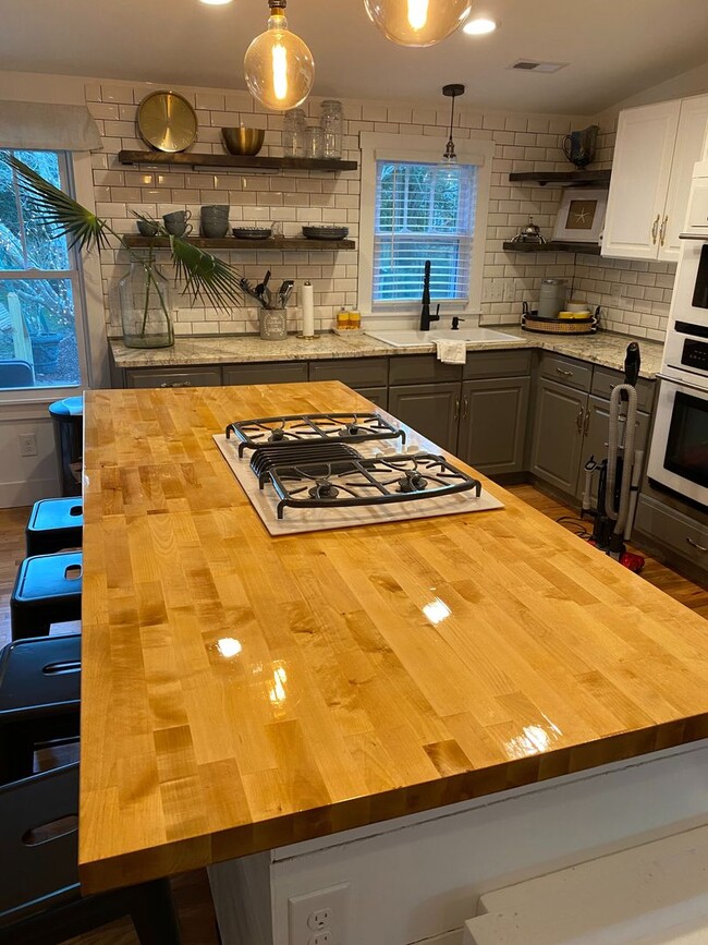 Building Photo - FURNINSED Beautifully  REMODELED  Brick Ra...