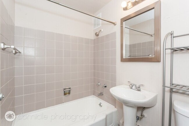 Foto del edificio - WONDERFUL RENOVATED STUDIO APARTMENT W/ HE...