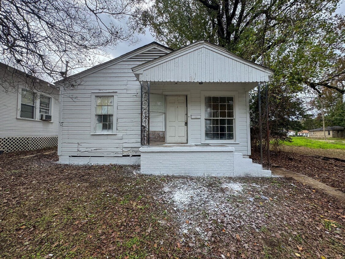 Foto principal - Remodeled 2 Bedroom Home
