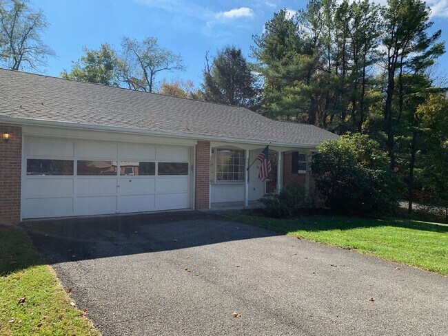 Building Photo - *RE-RENTAL* 3 Bedroom, 1.5 Bath House
