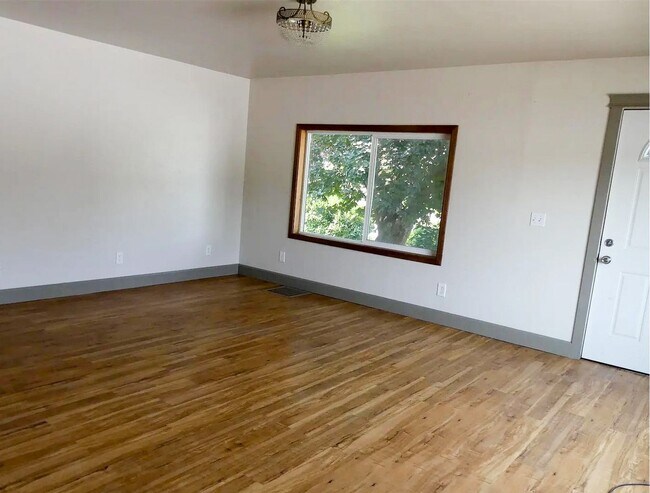 Building Photo - Thomas Duplex