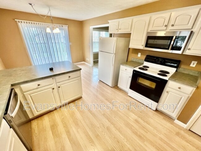 Building Photo - 4035 Pine Dr