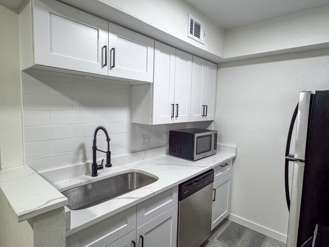 Building Photo - 170 De Chantle Rd