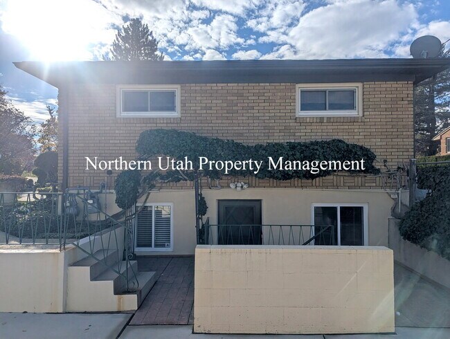 Foto del edificio - 1 Bed 1 Bath Lower Unit