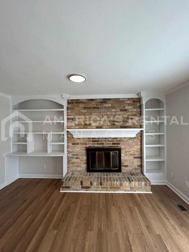 Building Photo - Townhome for rent in Hoover! Sign a 13 mon...