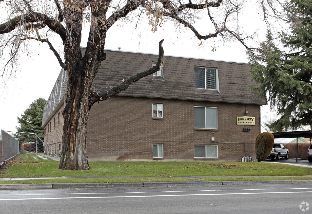 Building Photo - Parkway Apartments