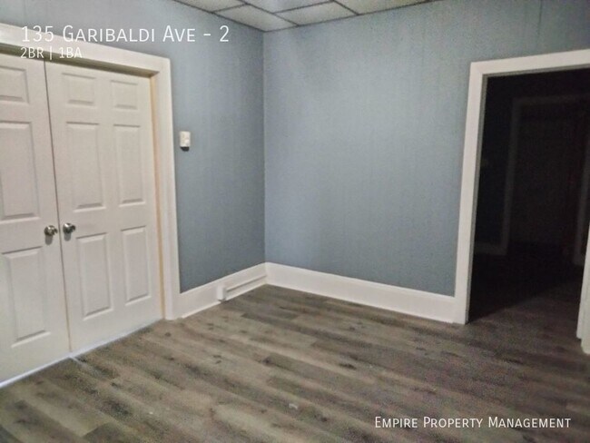 Building Photo - 2nd Floor: 2 Bedroom/ 1 Bathroom Apartment...