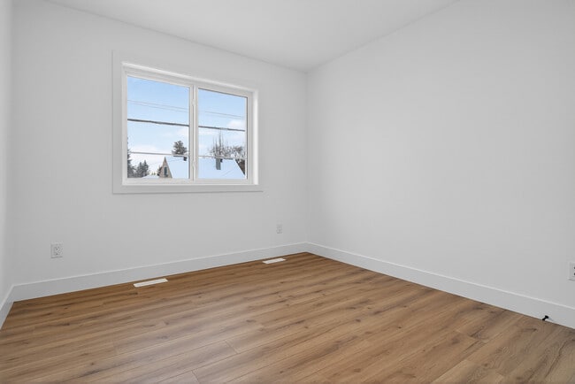 Building Photo - 9232-92385 85 St NW