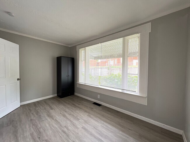 Foto del edificio - Home on Steele: New Year, New Home: 50% Of...
