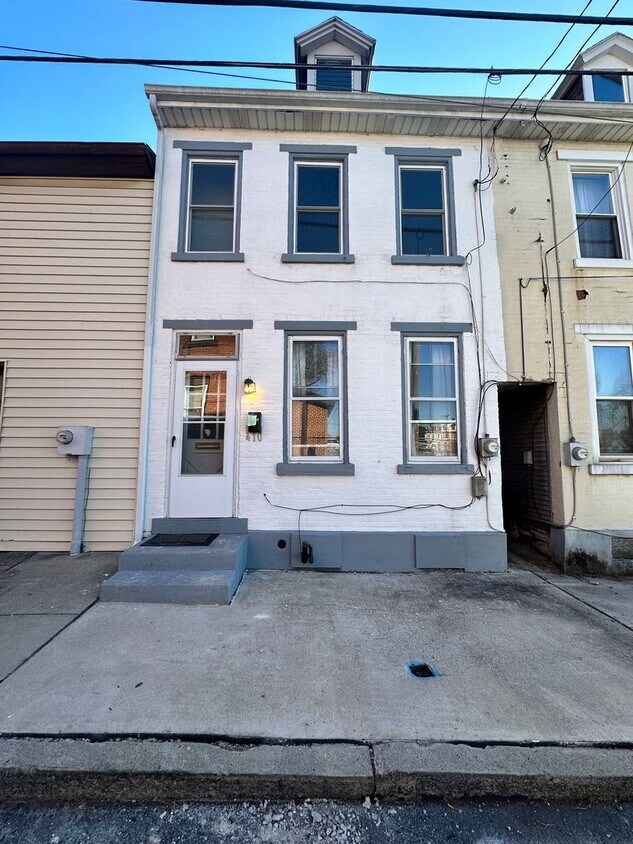 Primary Photo - 2 bedroom 1 bath on quiet street.