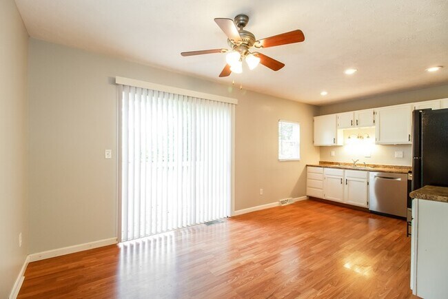 Building Photo - Stunning 3 Bedroom Split-Level