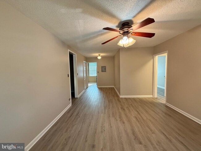 Foto del edificio - 230 N George Mason Dr