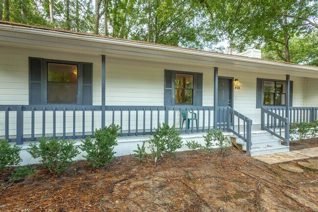 Building Photo - 913 Tamarack Ave