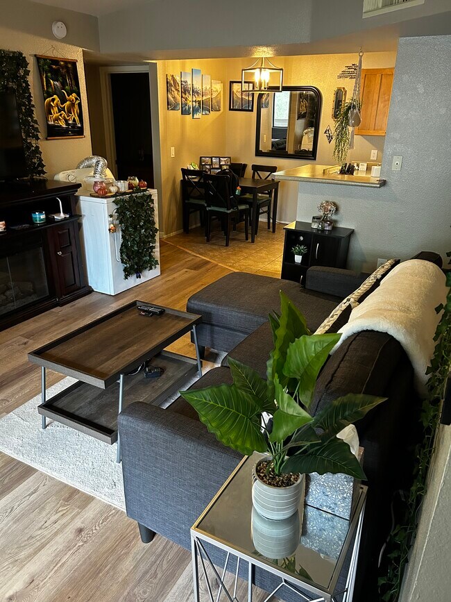 Foto del edificio - 1385 W University Ave