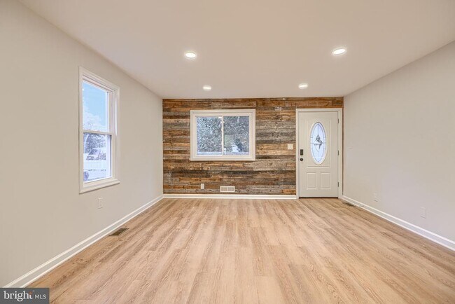 Building Photo - 528 Potomac Ave