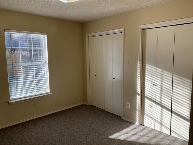 Dormitorio 3 - 431 N Wilhite St