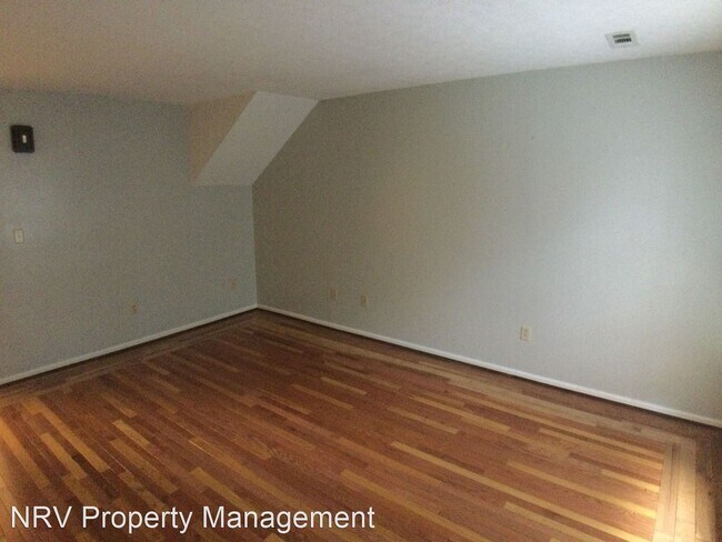 Foto del edificio - 107 Lovely Mt Dr