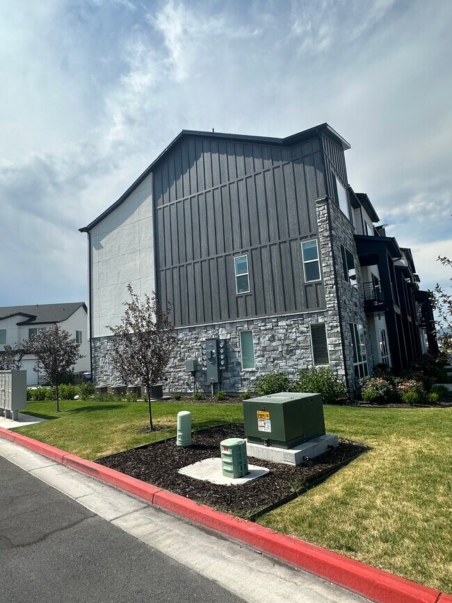 Building Photo - 33 N 460 W