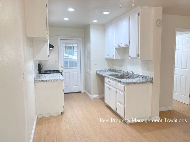 Building Photo - Updated Apt in Rosamond - Military Discount!