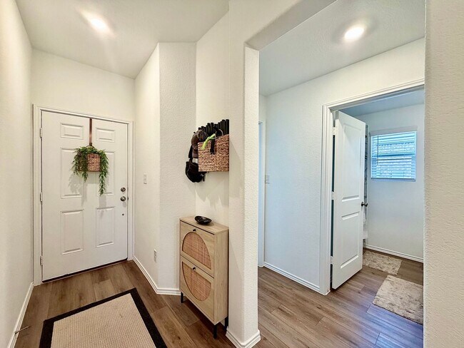 Foto del edificio - Brand New & Ready for You!