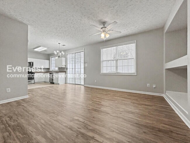 Foto del edificio - 3 Bed, 2 Bath Home with Garage / Available Soon!