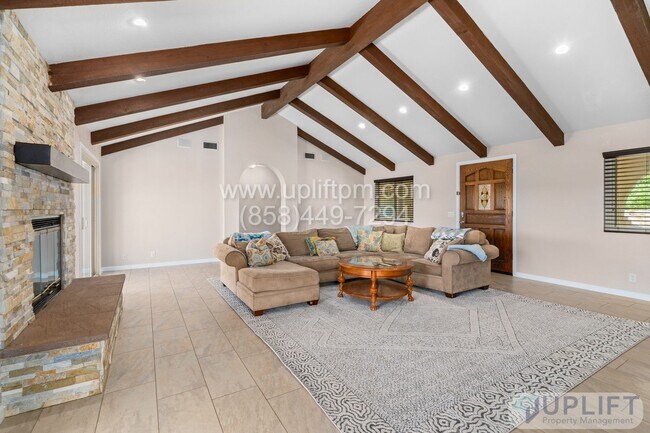 Building Photo - 3 Bedroom 2.5 Bathroom home in Ramona LARG...
