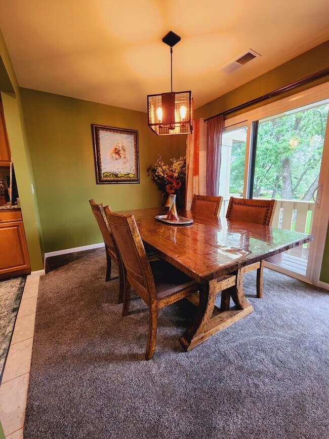 Foto del edificio - 695 Oakmont Ln