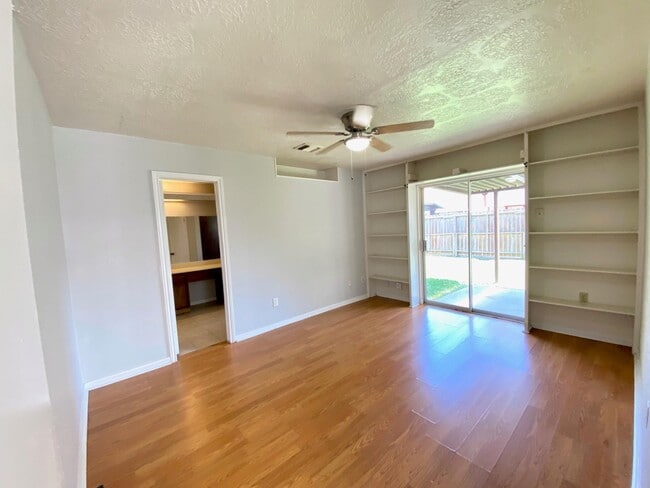 Foto del edificio - 908 Littleport Ln