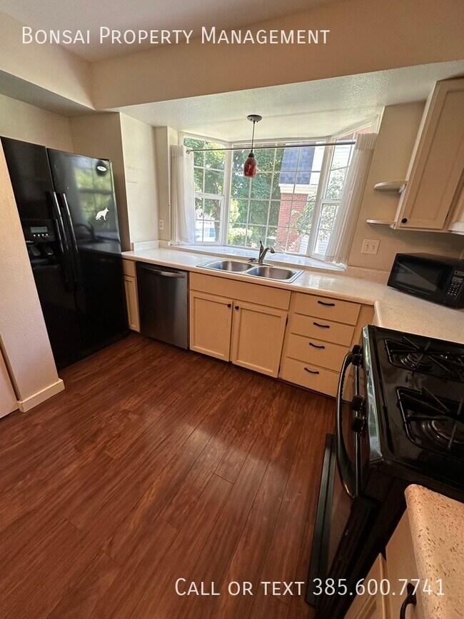 Building Photo - Townhome in Sandy