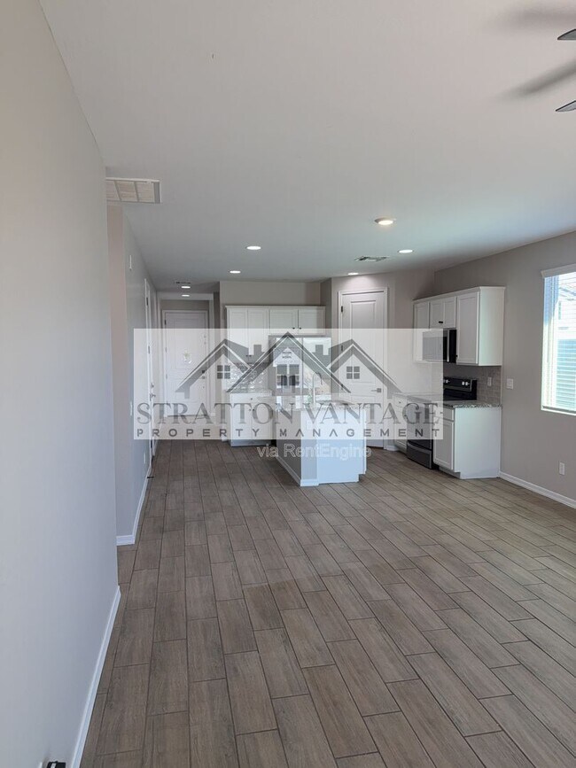 Building Photo - 36005 W San Clemente Ave