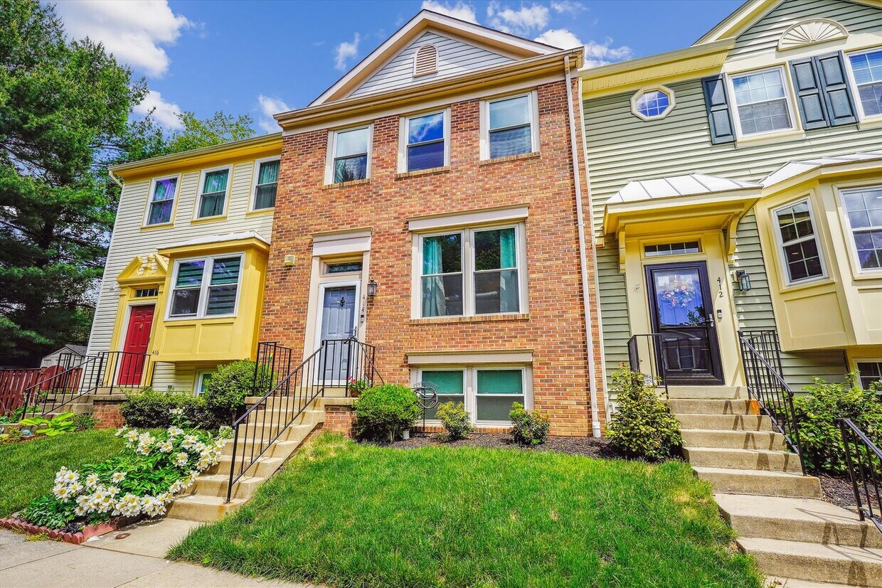 Primary Photo - Charming 3BR/3.5BA Amberfiled Townhome in ...