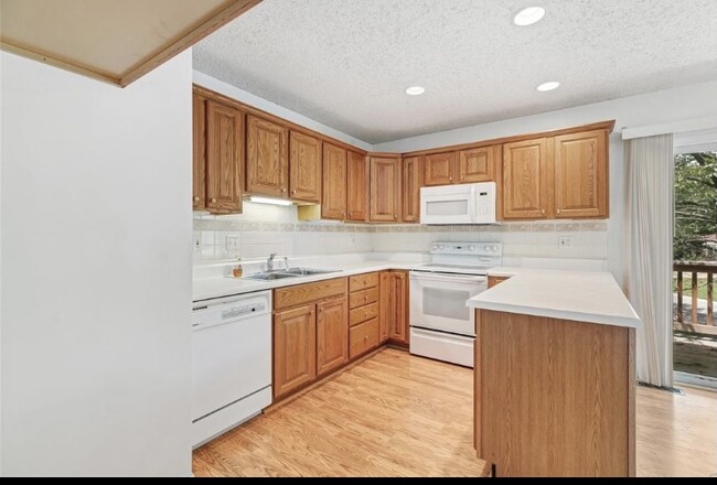 Building Photo - 3 Plum Tree Dr