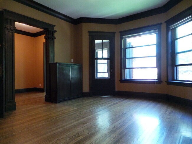 Building Photo - 1339 W Thorndale Ave