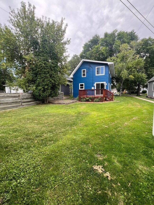 Building Photo - Recently Updated Single Family Home Available
