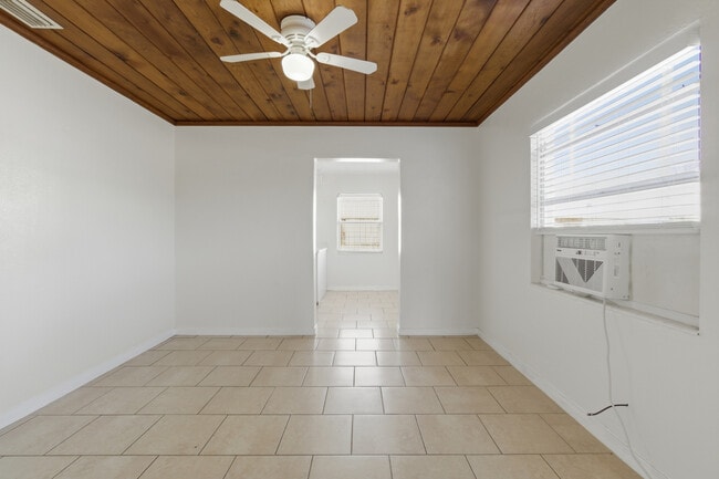 Photo - 1901 W La Salle St House