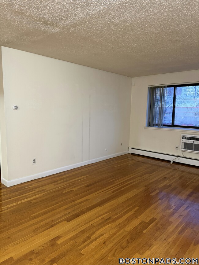 Building Photo - 122 Dustin St