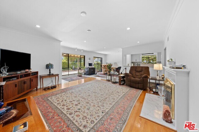 Foto del edificio - 7449 Kentwood Ave