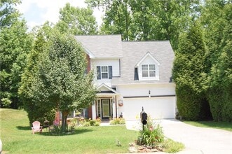 Building Photo - 1913 Thorn Crest Dr