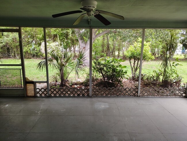 Foto del edificio - 5220 Versailles Ct