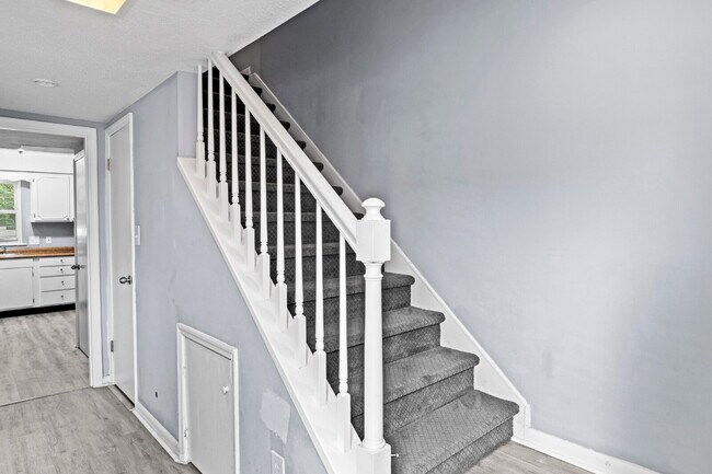Building Photo - "Charming 2-Bed Condo in Greensboro with S...