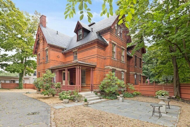 Foto del edificio - 2 Rangeley Rd