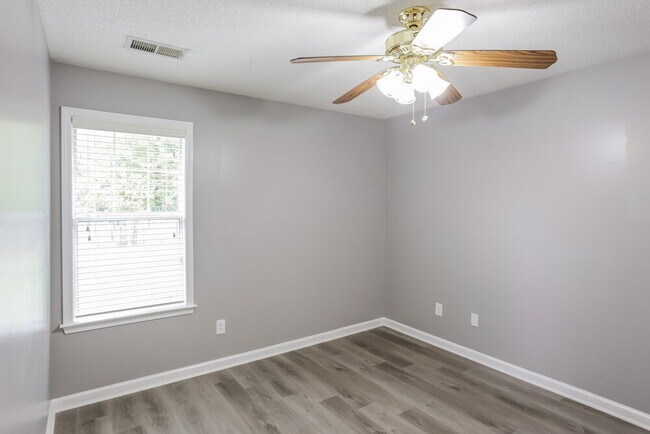 Foto del edificio - 1147 Deer Creek Dr