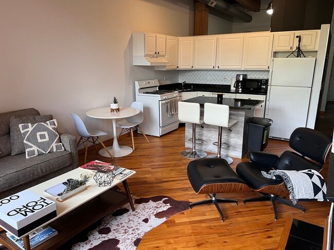 Building Photo - 1801 W Larchmont Ave