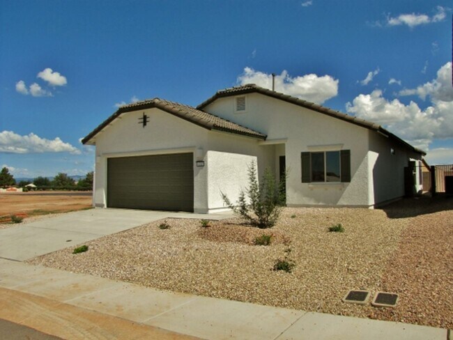 Foto del edificio - 3BR/2BA/2CG, 1423 sq.ft. rental in the Holiday subdivision, Sierra Vista, AZ