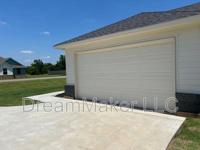 Building Photo - 932 Flowers Dr